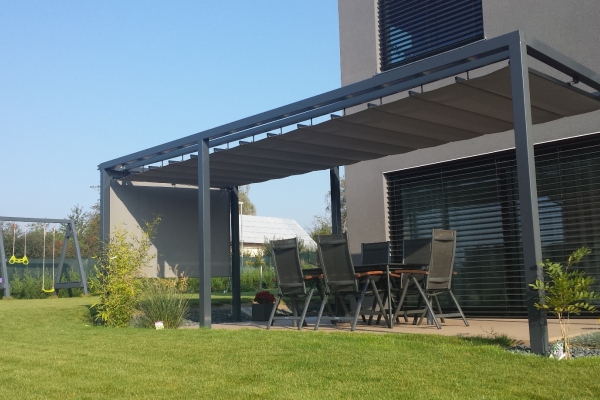Hliníková-pergola-s-baldachýnem